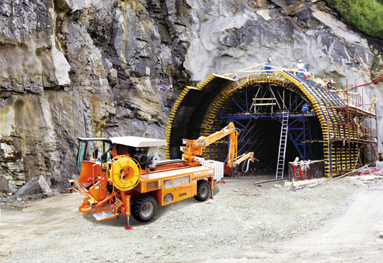 中聯-CIFA CSS3噴射機械手正在蘭渝鐵路熊洞灣隧道施工。王 航 攝