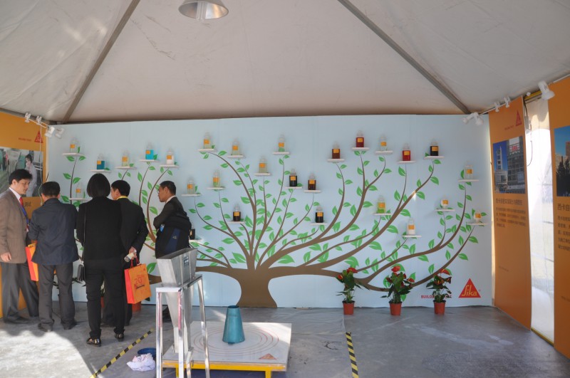  獲國(guó)家科學(xué)技術(shù)進(jìn)步獎(jiǎng)的郭景強(qiáng)在慶典現(xiàn)場(chǎng)給客戶講解聚羧酸外加劑產(chǎn)品