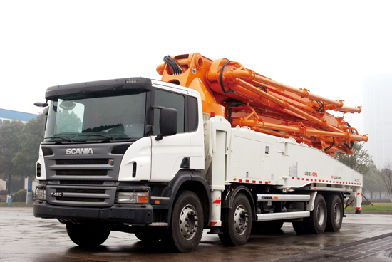 中聯(lián)重科52X-6RZ型混凝土泵車。