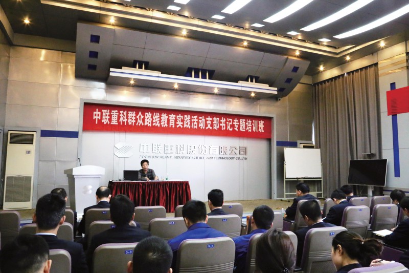 省國資委組織部部長何均宇作專題授課。王驥_攝