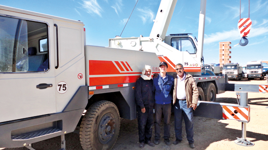 鄧伶俐（中）與阿爾及利亞客戶機手合影。